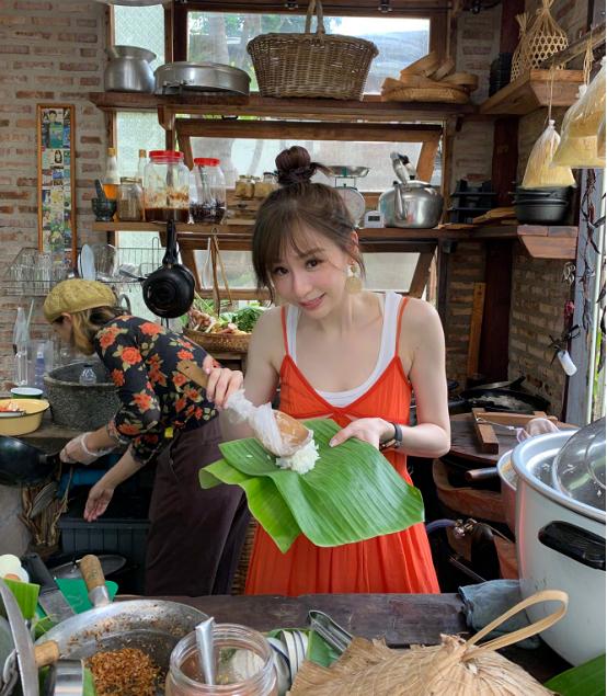美回甜心時代！37歲王心凌曬旅行照 ，身材超正，穿運動裝露腹肌很亮眼！