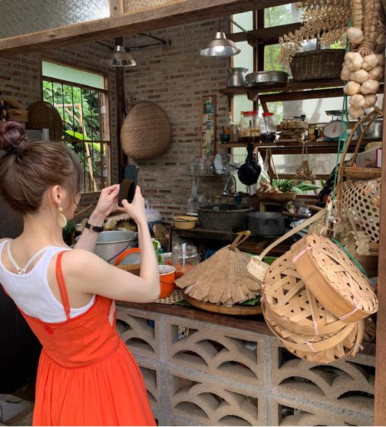 美回甜心時代！37歲王心凌曬旅行照 ，身材超正，穿運動裝露腹肌很亮眼！