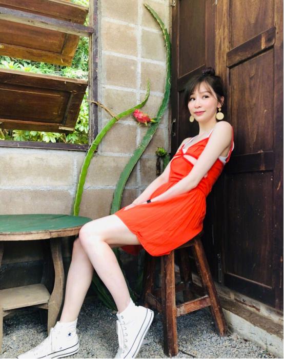 美回甜心時代！37歲王心凌曬旅行照 ，身材超正，穿運動裝露腹肌很亮眼！