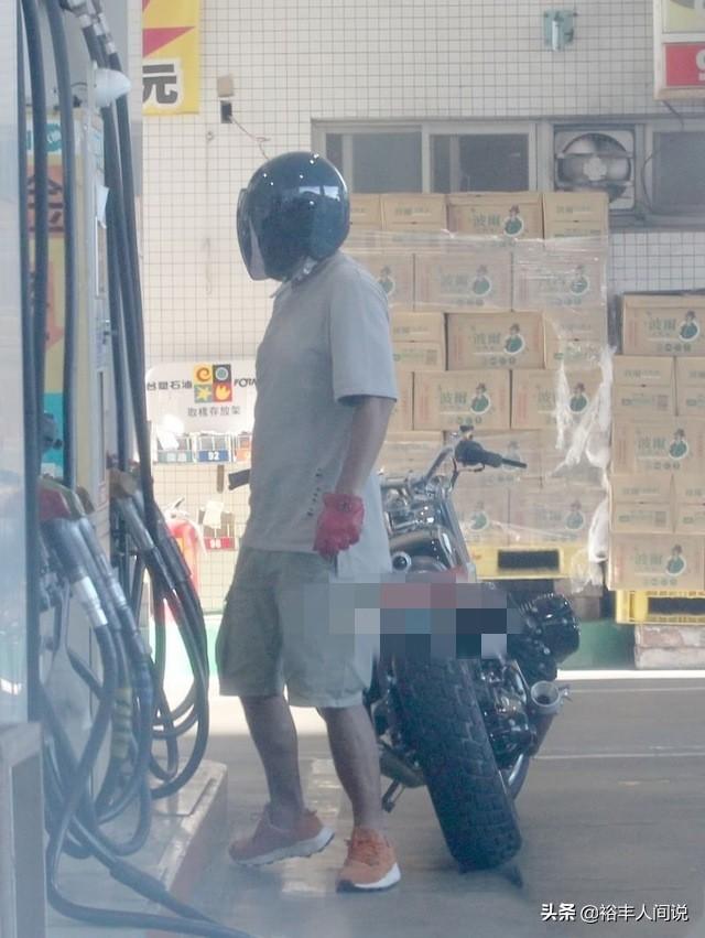 張震岳最新狀況曝光，婚後一年仍不打算辦婚宴，騎重機摩托上下班