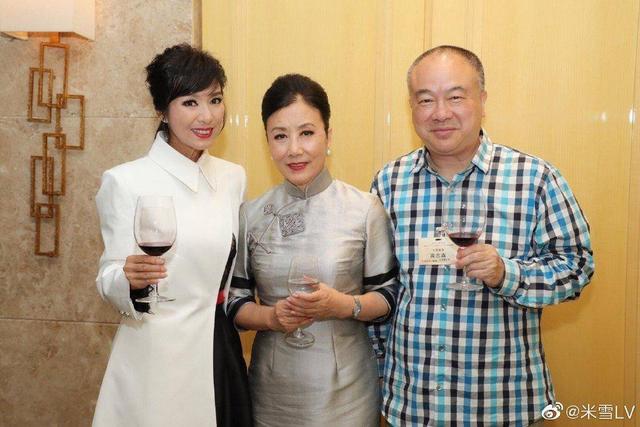 64歲米雪與汪明荃合照，顏值多年無變化，不僅僅是因為會保養