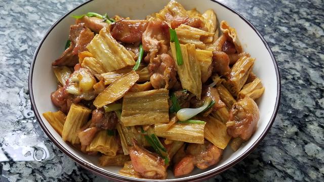 香噴噴的腐竹燒雞做法，配料簡單味道香，一大盤還不夠吃