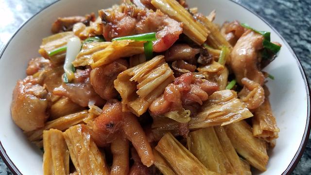 香噴噴的腐竹燒雞做法，配料簡單味道香，一大盤還不夠吃