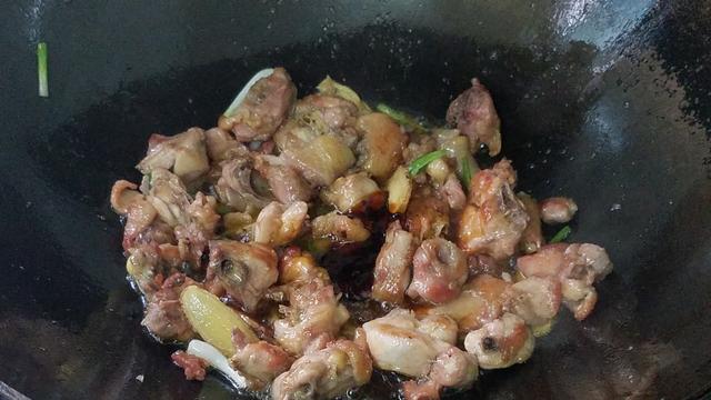 香噴噴的腐竹燒雞做法，配料簡單味道香，一大盤還不夠吃