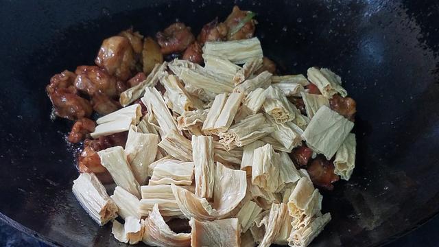 香噴噴的腐竹燒雞做法，配料簡單味道香，一大盤還不夠吃
