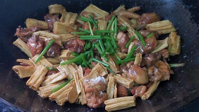 香噴噴的腐竹燒雞做法，配料簡單味道香，一大盤還不夠吃