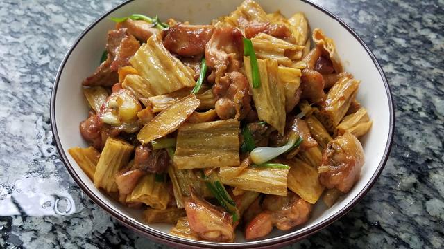 香噴噴的腐竹燒雞做法，配料簡單味道香，一大盤還不夠吃
