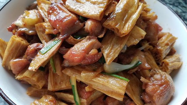 香噴噴的腐竹燒雞做法，配料簡單味道香，一大盤還不夠吃