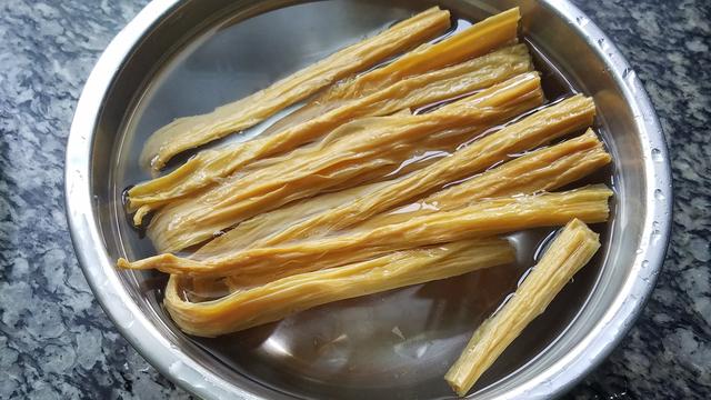 香噴噴的腐竹燒雞做法，配料簡單味道香，一大盤還不夠吃