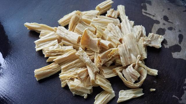 香噴噴的腐竹燒雞做法，配料簡單味道香，一大盤還不夠吃