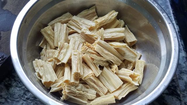 香噴噴的腐竹燒雞做法，配料簡單味道香，一大盤還不夠吃