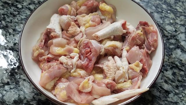 香噴噴的腐竹燒雞做法，配料簡單味道香，一大盤還不夠吃