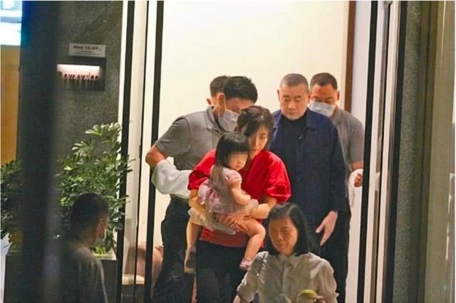 68歲劉鑾雄1歲小女兒曝光，甘比曬娃太有心機了