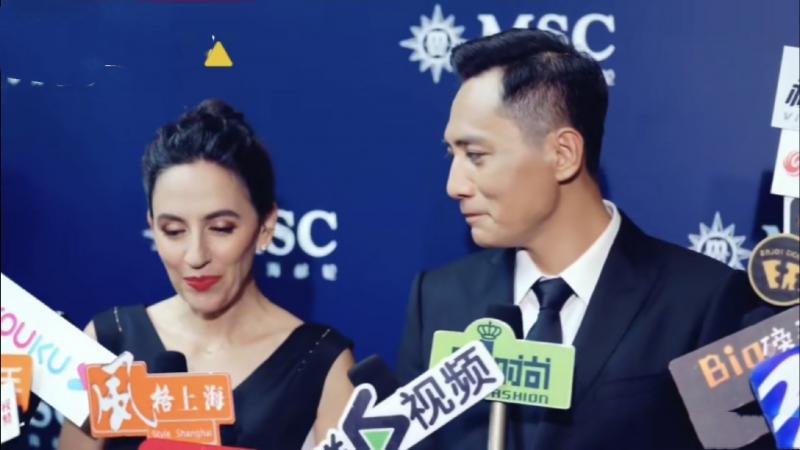 眼神滿滿都是溫柔！劉燁「罕見攜妻現身」甜蜜合體，生活低調「公認模範夫婦」結婚10年依舊人人稱羨~~