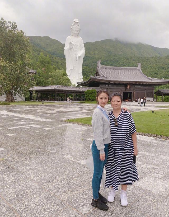38歲薛凱琪也太顯年輕！針織衫牛仔褲簡單大方，臉嫩的像18歲~~