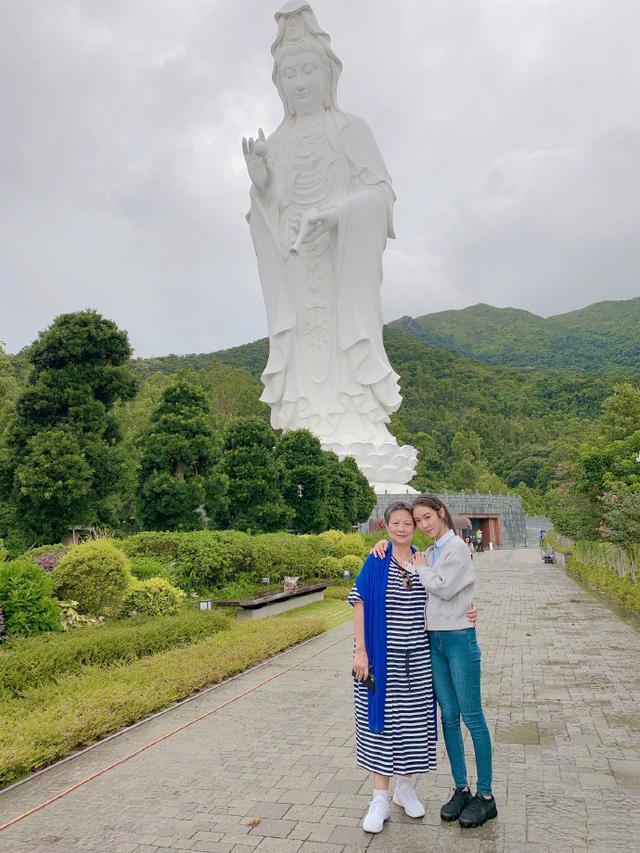 38歲薛凱琪也太顯年輕！針織衫牛仔褲簡單大方，臉嫩的像18歲~~