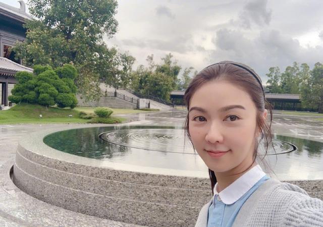 38歲薛凱琪也太顯年輕！針織衫牛仔褲簡單大方，臉嫩的像18歲~~