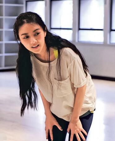 38歲薛凱琪也太顯年輕！針織衫牛仔褲簡單大方，臉嫩的像18歲~~