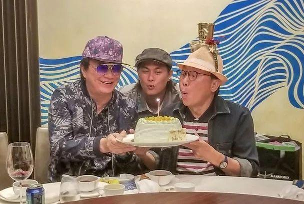 香港「歌神」71歲生日 兒孫滿堂精神奕奕，唱到70歲願望成真！