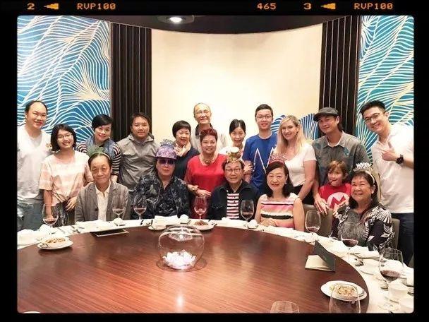香港「歌神」71歲生日 兒孫滿堂精神奕奕，唱到70歲願望成真！