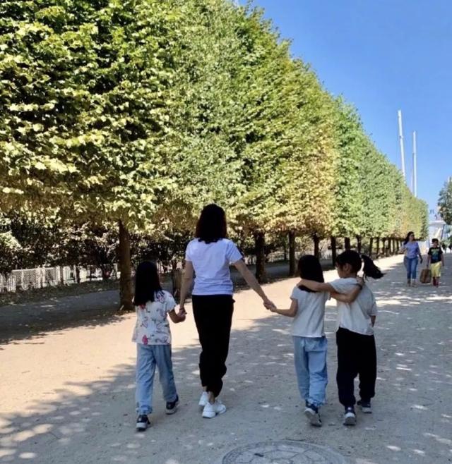 48歲黎姿曬近照，臥蠶眼袋全消失，網友：別再打針了！