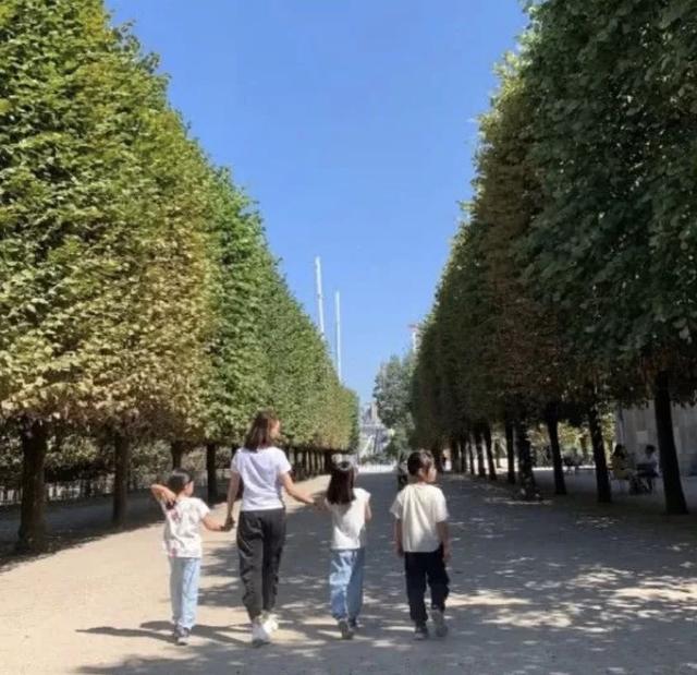 48歲黎姿曬近照，臥蠶眼袋全消失，網友：別再打針了！