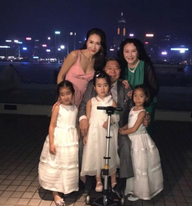 48歲黎姿曬近照，臥蠶眼袋全消失，網友：別再打針了！