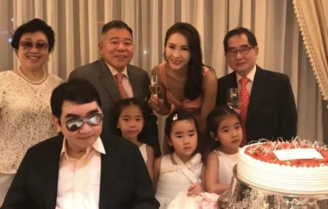 48歲黎姿曬近照，臥蠶眼袋全消失，網友：別再打針了！