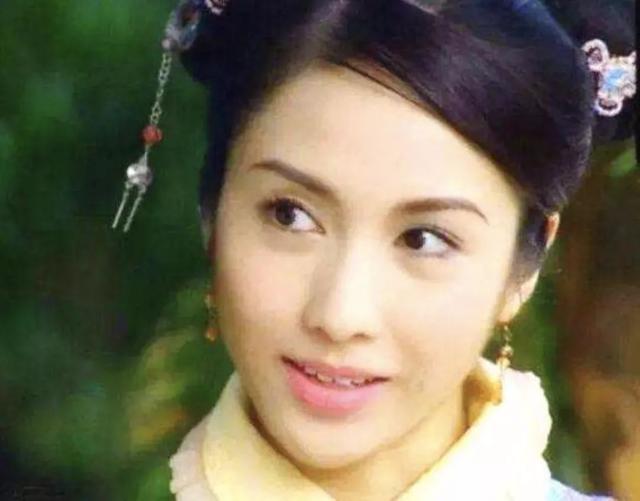 48歲黎姿曬近照，臥蠶眼袋全消失，網友：別再打針了！
