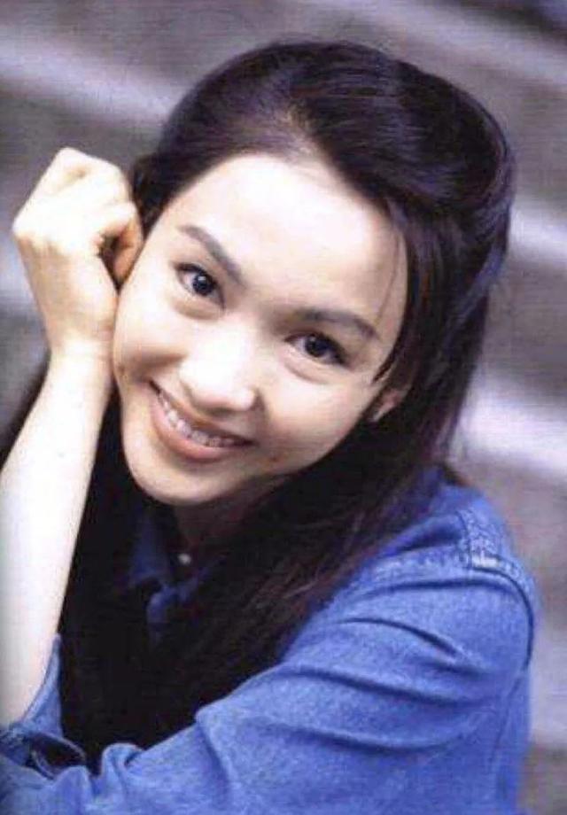 48歲黎姿曬近照，臥蠶眼袋全消失，網友：別再打針了！