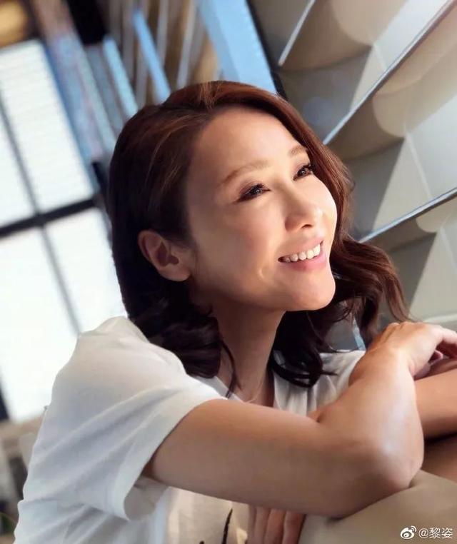 48歲黎姿曬近照，臥蠶眼袋全消失，網友：別再打針了！