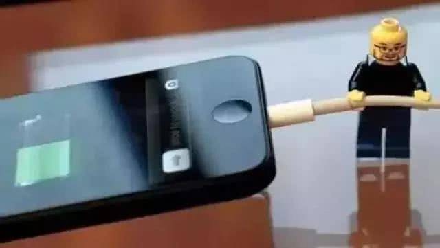 手機放床頭充電輻射高達50倍？充電時別做這8件事，會傷身 !
