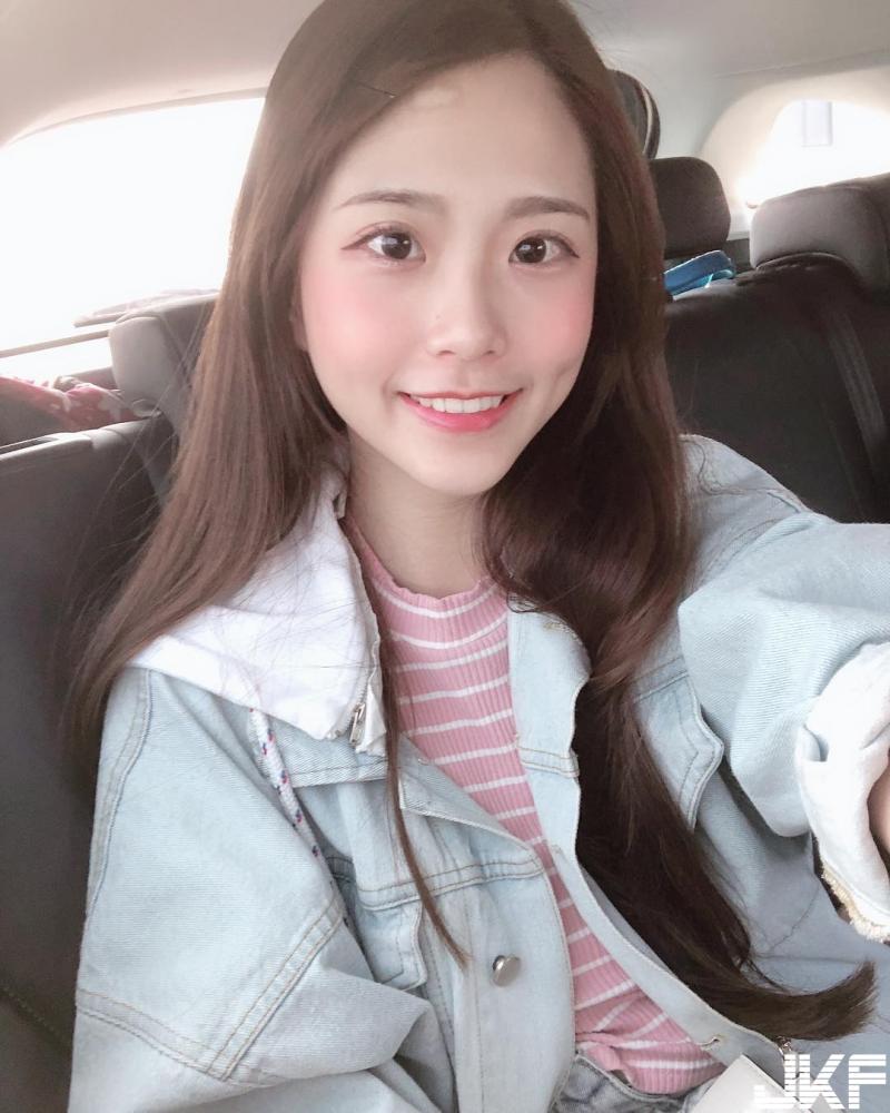地板動作是這樣練的嗎？「正妹大學生」實況主李花為了練舞挑戰極限姿勢 ！