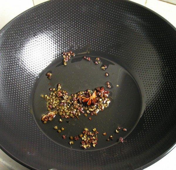 爸爸做的水煮魚非常入味好吃，配料做法齊全，再也不想在外面吃了