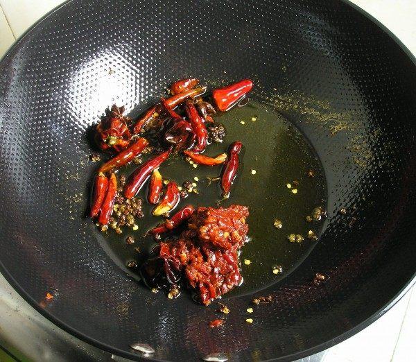 爸爸做的水煮魚非常入味好吃，配料做法齊全，再也不想在外面吃了