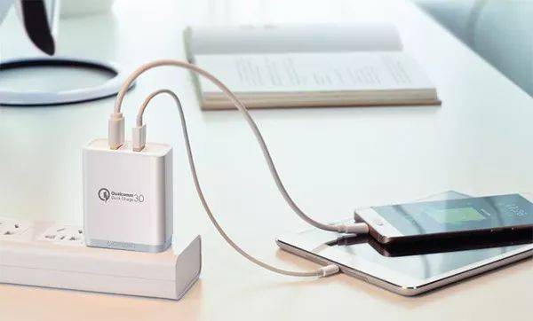手機邊充電邊玩，消耗的電量來自電池還是充電器？ 答案很意外 !