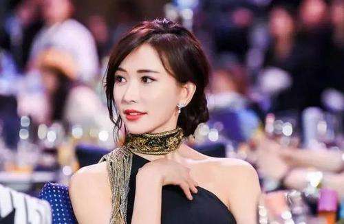 女神也老了？45歲林志玲「穿深v超短褲」秀迷人好身材，未修圖下雙腿很奇怪