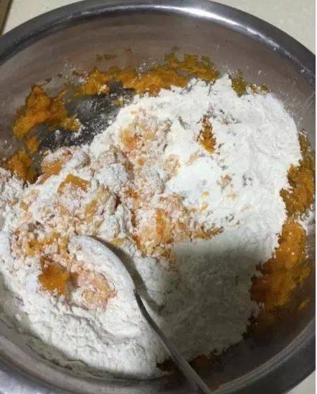 試試南瓜新做法，外面酥的掉渣，一口咬開滿足流油，超美味甜點