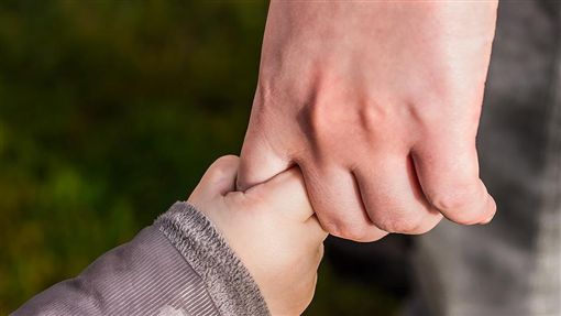 爸爸北上看她「狂塞千元鈔」身上只剩10元，離開前「突然回過頭」女兒眼眶紅了~~