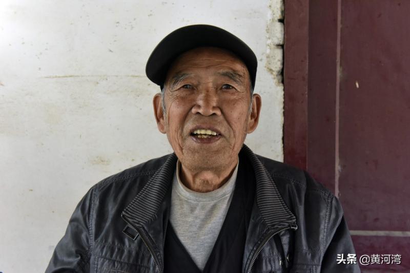 79歲爺爺伴75歲失智妻「洗衣做飯全包辦」，忘了孩子「只記得丈夫」：換我照顧她了~~