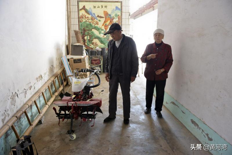 79歲爺爺伴75歲失智妻「洗衣做飯全包辦」，忘了孩子「只記得丈夫」：換我照顧她了~~