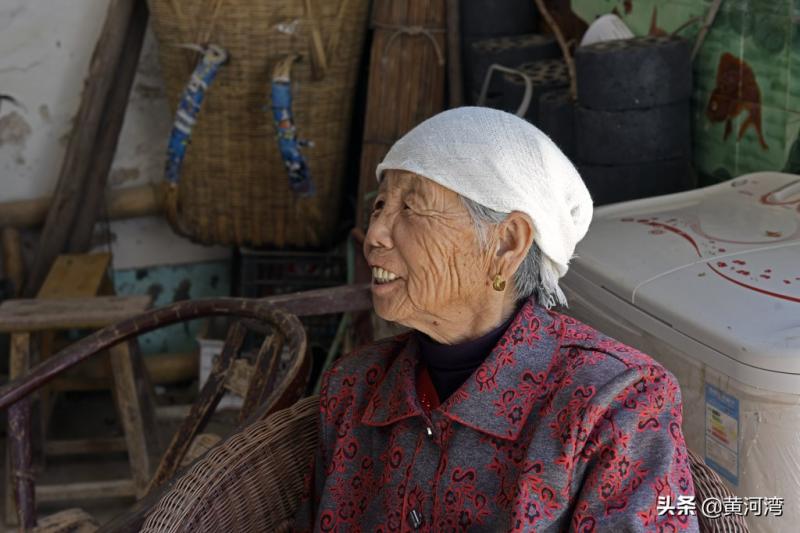 79歲爺爺伴75歲失智妻「洗衣做飯全包辦」，忘了孩子「只記得丈夫」：換我照顧她了~~