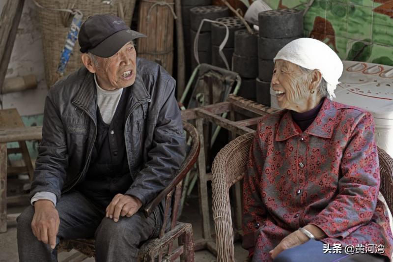79歲爺爺伴75歲失智妻「洗衣做飯全包辦」，忘了孩子「只記得丈夫」：換我照顧她了~~