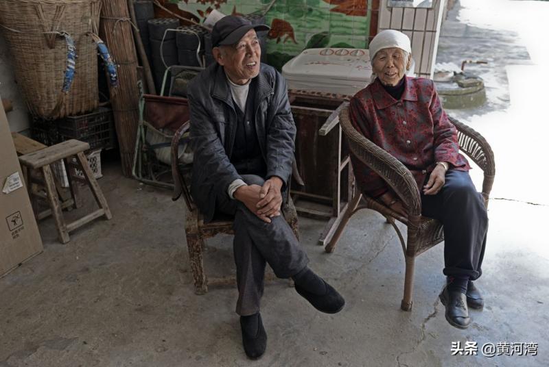 79歲爺爺伴75歲失智妻「洗衣做飯全包辦」，忘了孩子「只記得丈夫」：換我照顧她了~~