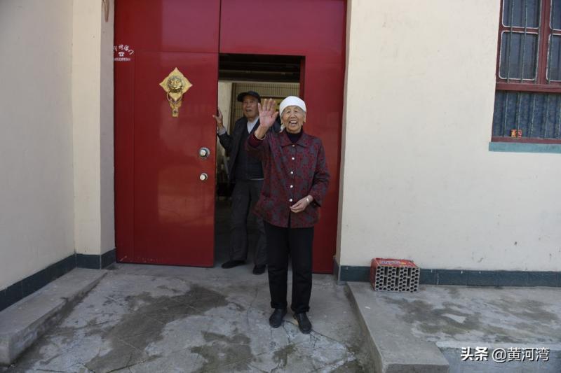 79歲爺爺伴75歲失智妻「洗衣做飯全包辦」，忘了孩子「只記得丈夫」：換我照顧她了~~