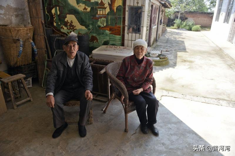 79歲爺爺伴75歲失智妻「洗衣做飯全包辦」，忘了孩子「只記得丈夫」：換我照顧她了~~