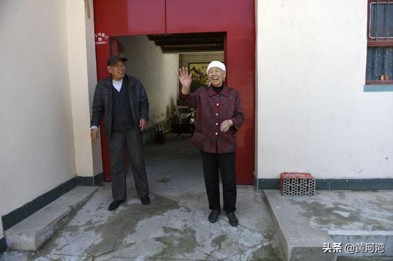 79歲爺爺伴75歲失智妻「洗衣做飯全包辦」，忘了孩子「只記得丈夫」：換我照顧她了~~