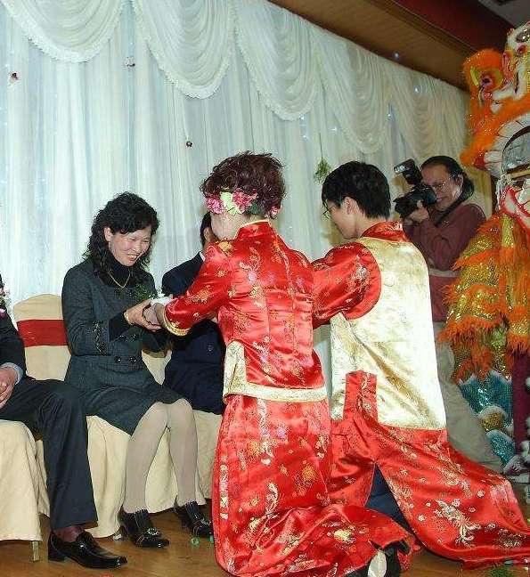 單親家庭的新娘喊不出「媽」，婆婆扣下改口費，新娘扯婚紗不嫁了 