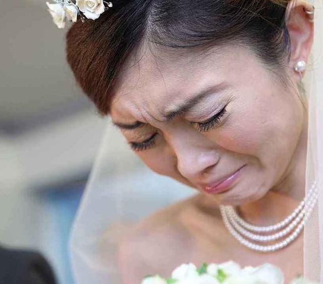 單親家庭的新娘喊不出「媽」，婆婆扣下改口費，新娘扯婚紗不嫁了 