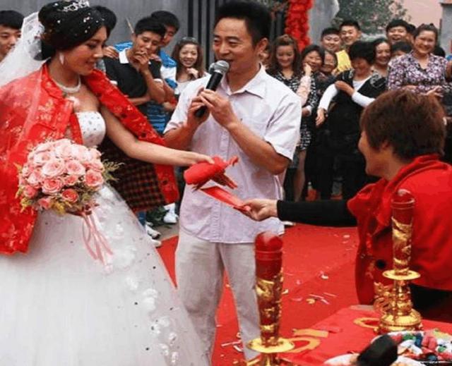 單親家庭的新娘喊不出「媽」，婆婆扣下改口費，新娘扯婚紗不嫁了 
